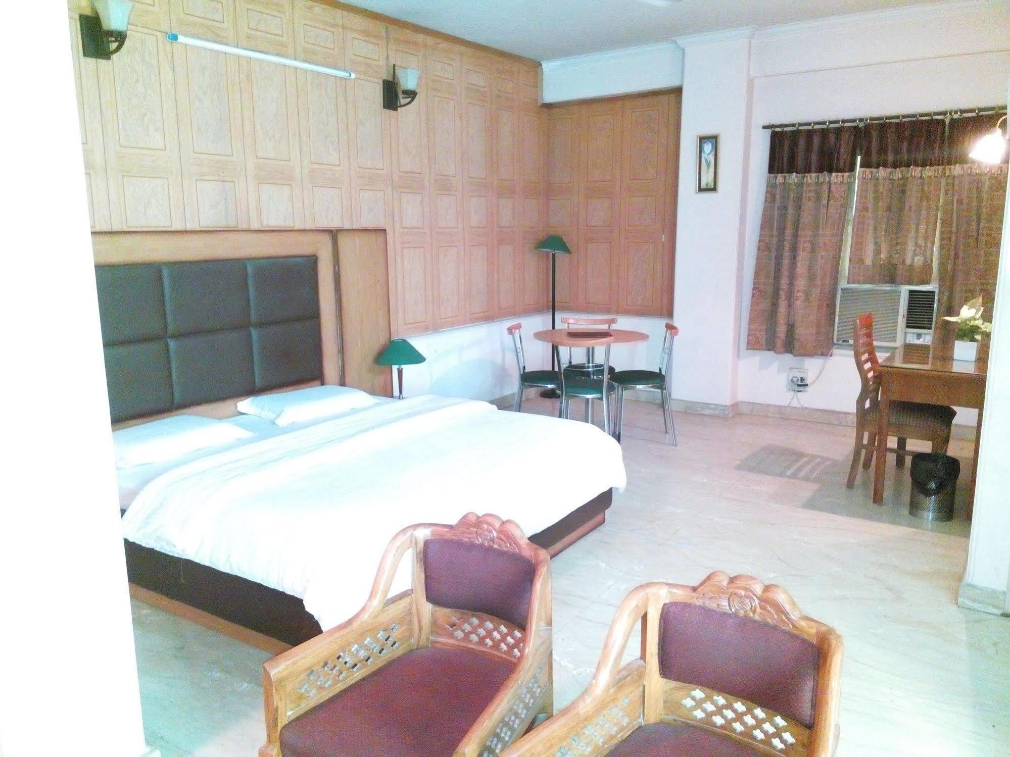 Hotel Queens Residency Gurgaon Zewnętrze zdjęcie