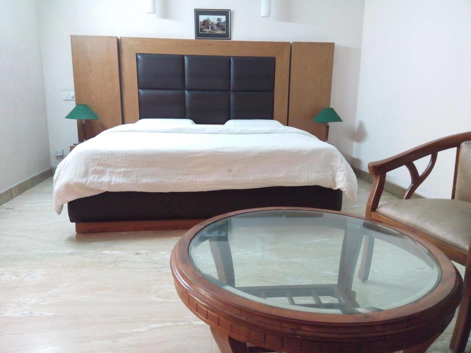 Hotel Queens Residency Gurgaon Zewnętrze zdjęcie