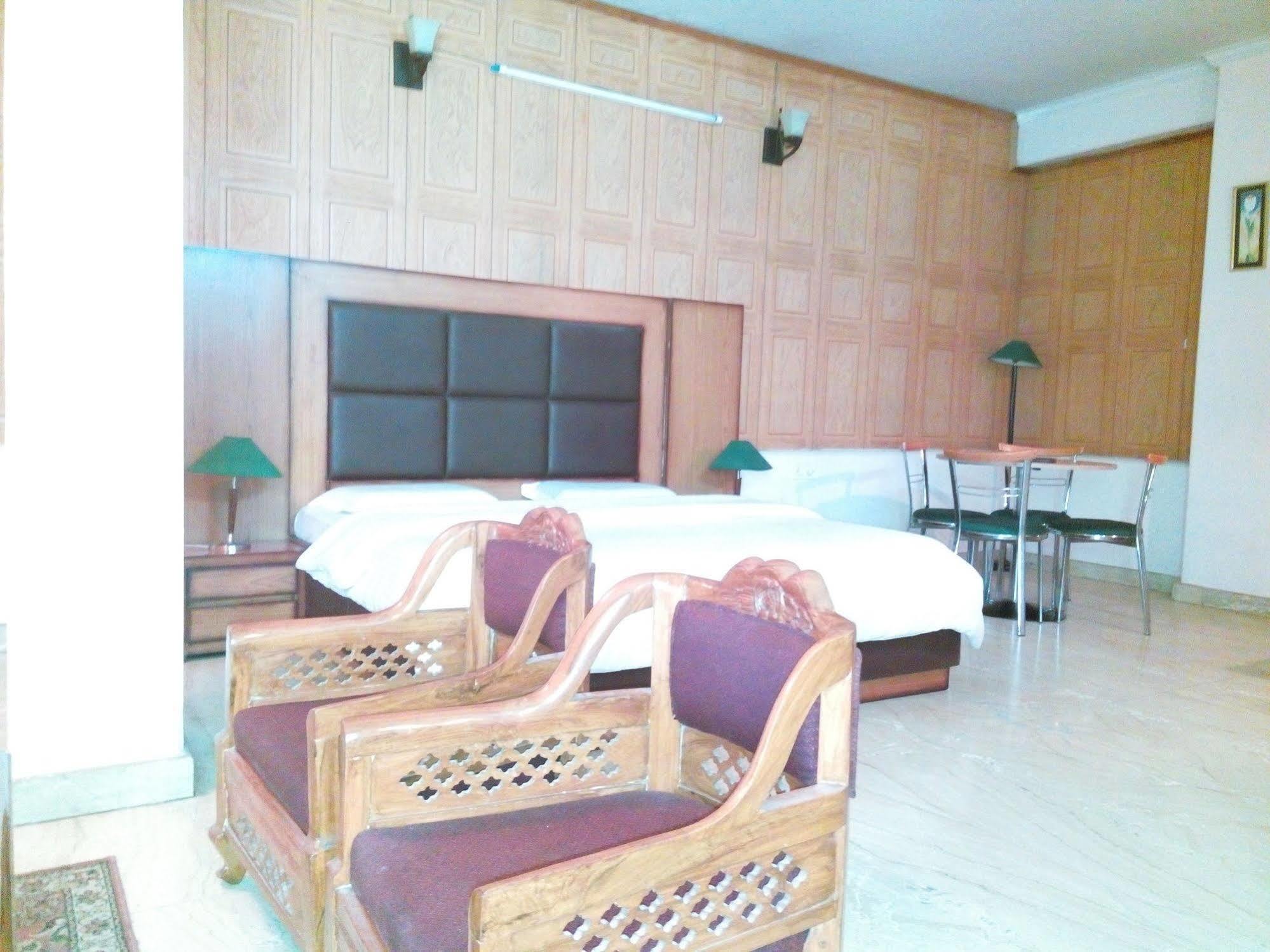 Hotel Queens Residency Gurgaon Zewnętrze zdjęcie