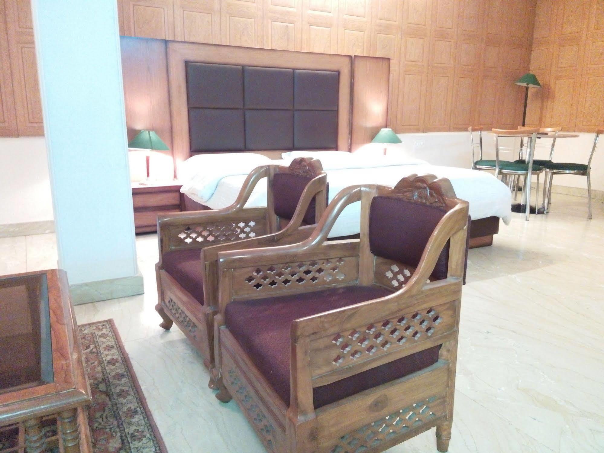 Hotel Queens Residency Gurgaon Zewnętrze zdjęcie