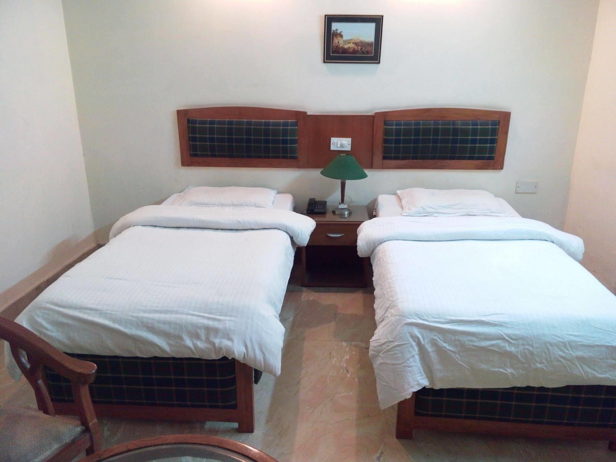 Hotel Queens Residency Gurgaon Zewnętrze zdjęcie