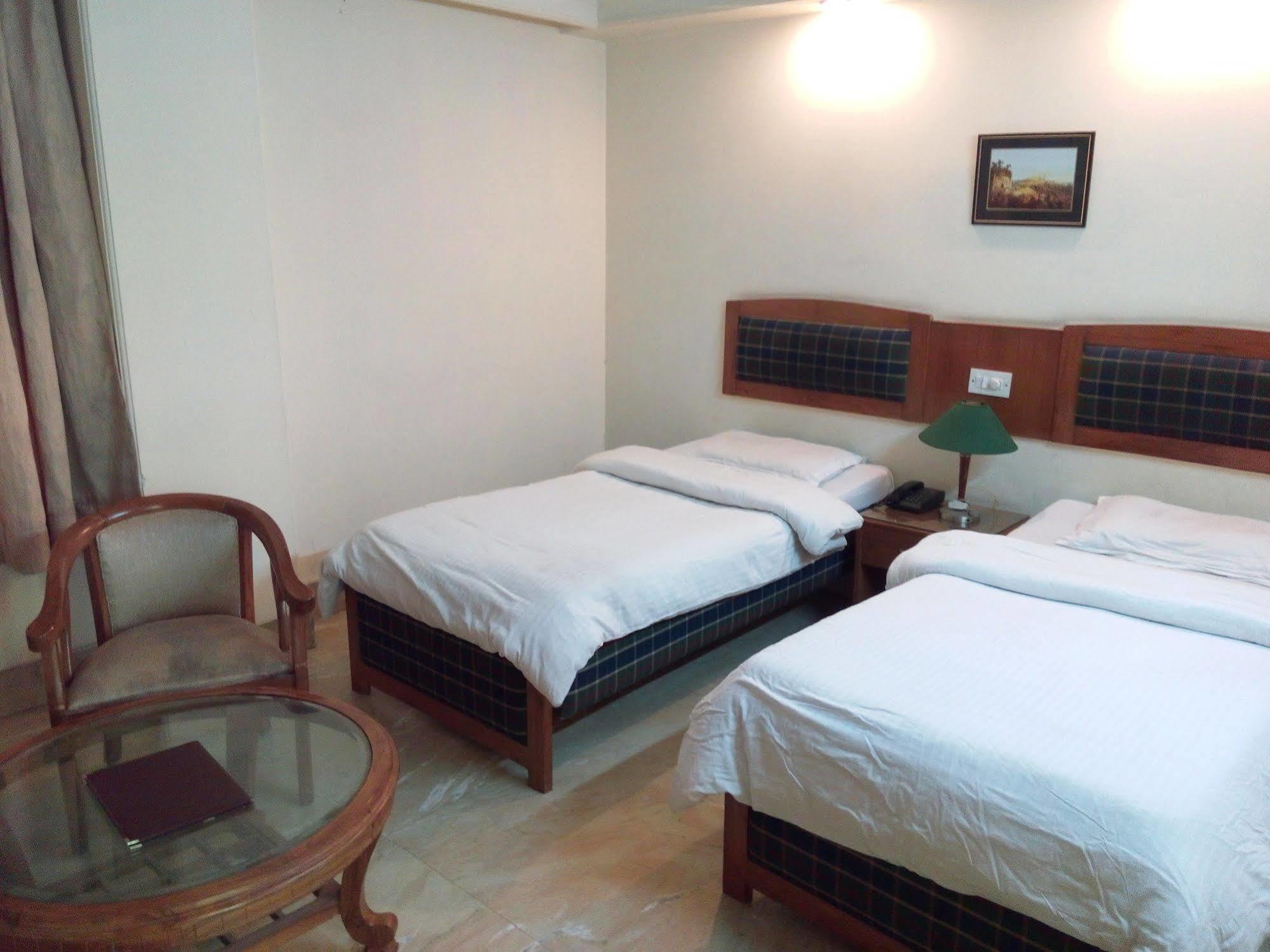 Hotel Queens Residency Gurgaon Zewnętrze zdjęcie