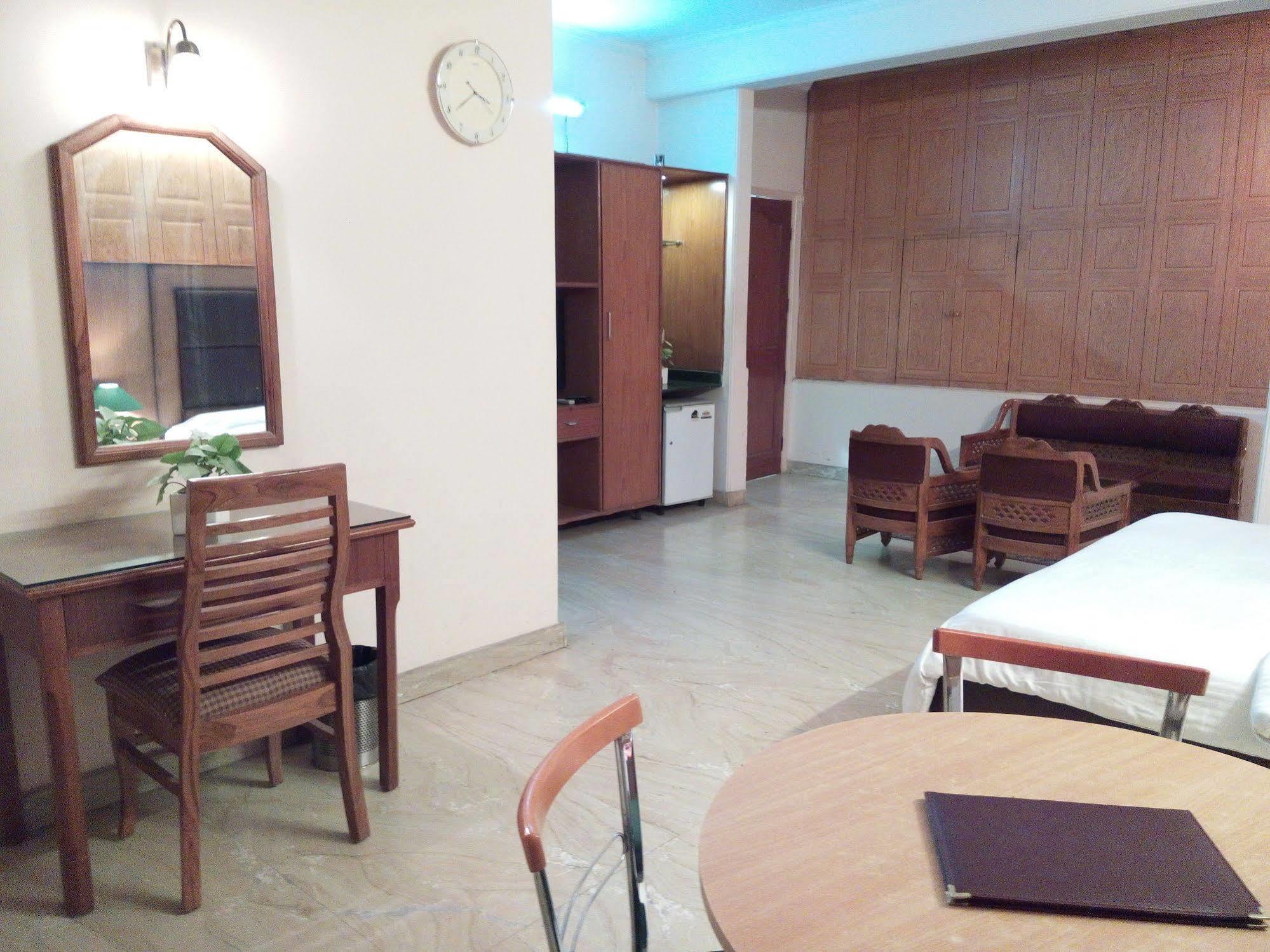 Hotel Queens Residency Gurgaon Zewnętrze zdjęcie