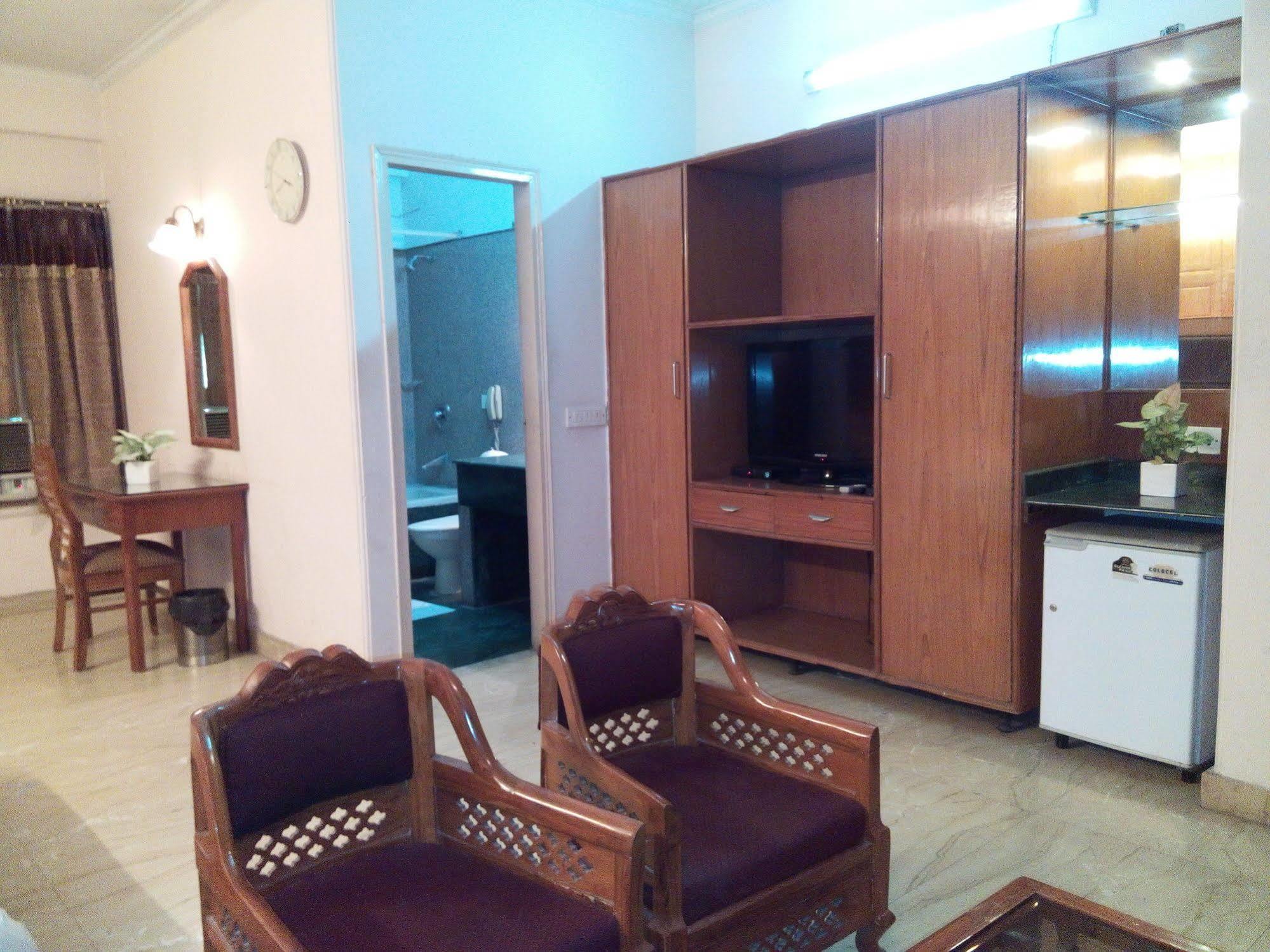 Hotel Queens Residency Gurgaon Zewnętrze zdjęcie