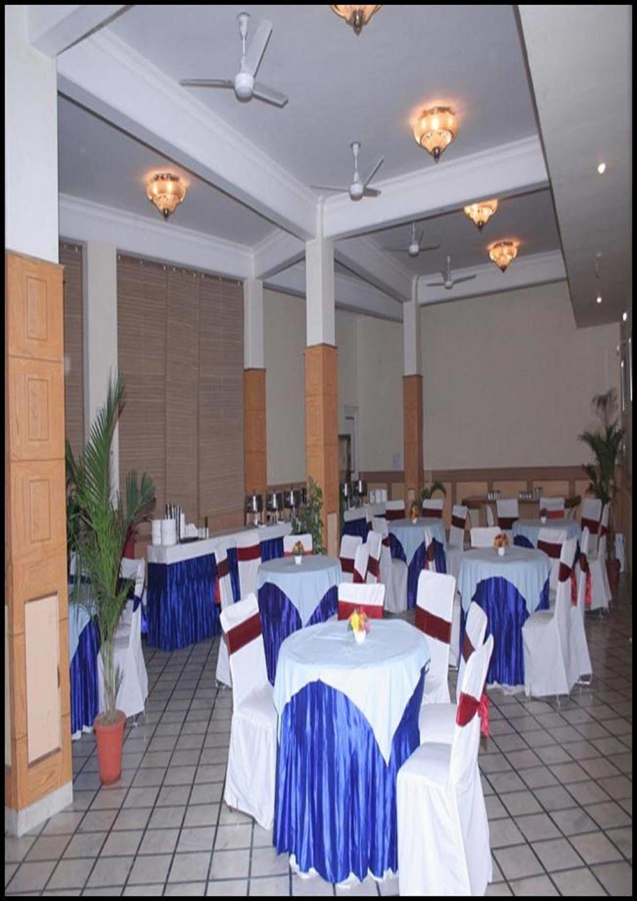 Hotel Queens Residency Gurgaon Zewnętrze zdjęcie