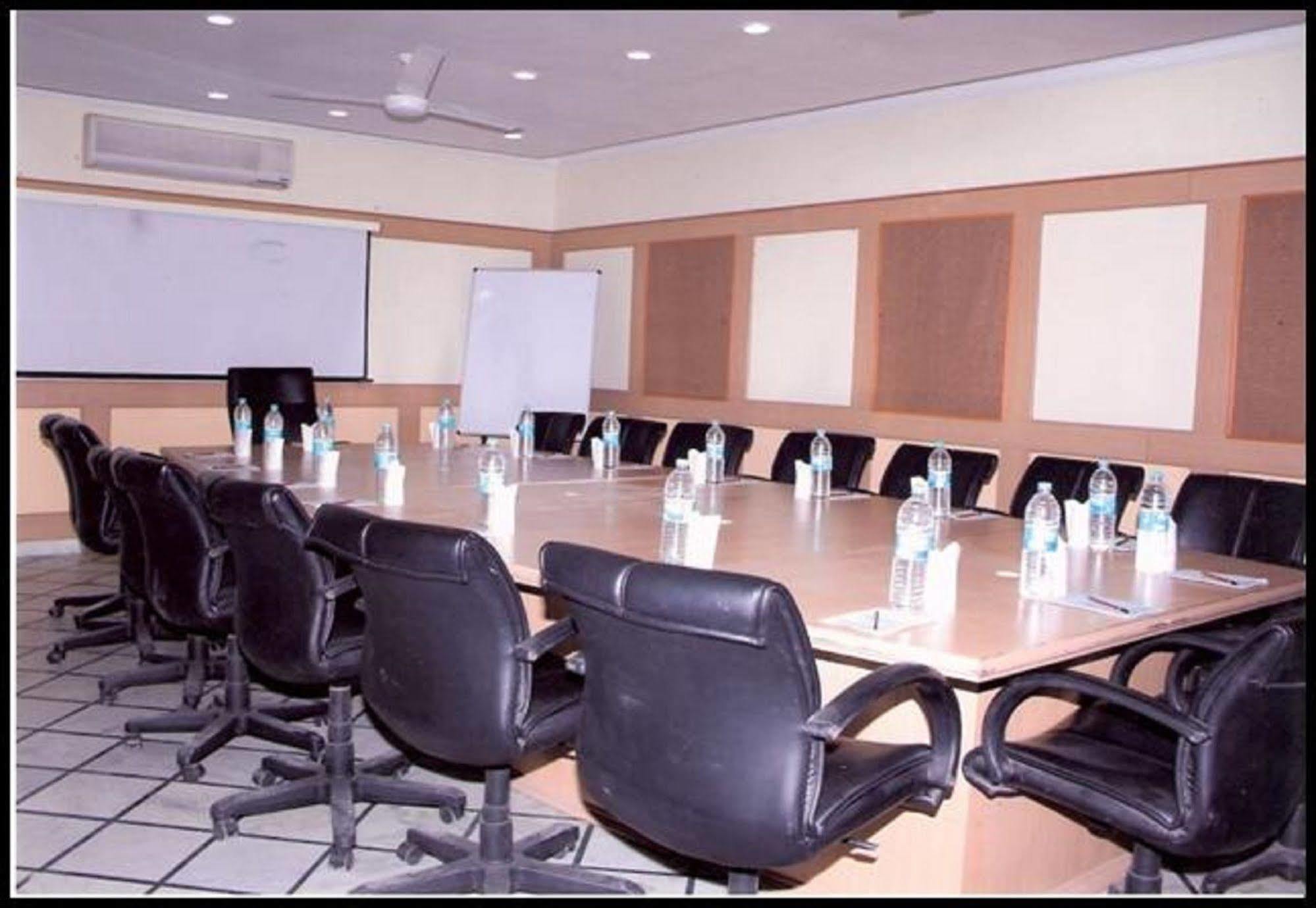 Hotel Queens Residency Gurgaon Zewnętrze zdjęcie